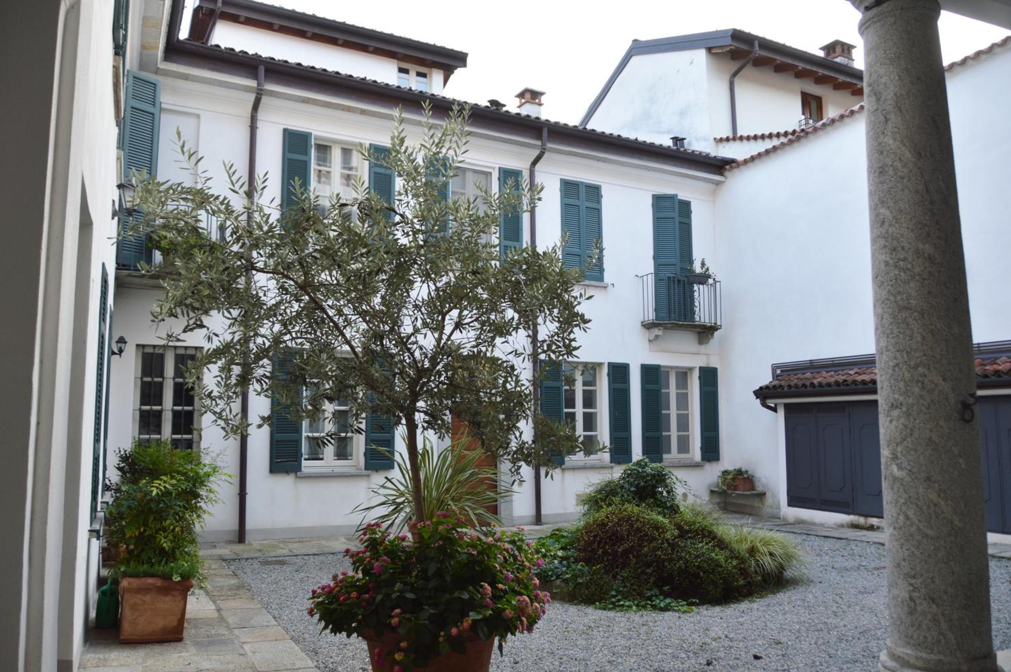 Villa Maghetti - Modernized Flat In Historic Palazzo In The Center Of Luino Exterior photo